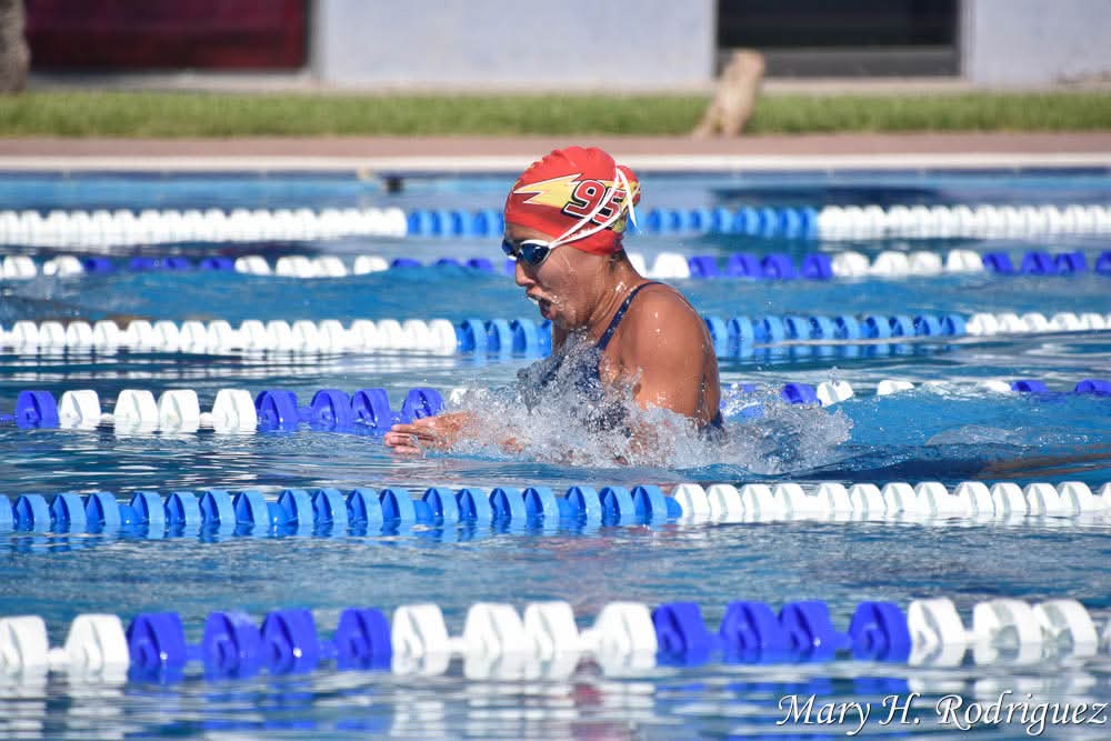 Nadador entrenando pecho