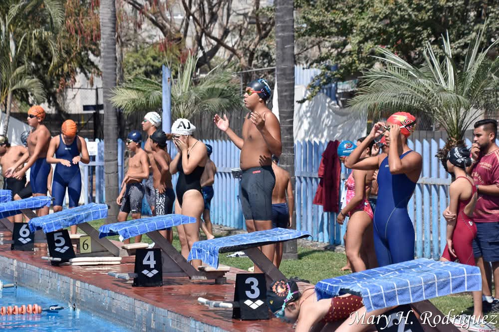 Nadadores listos para salida